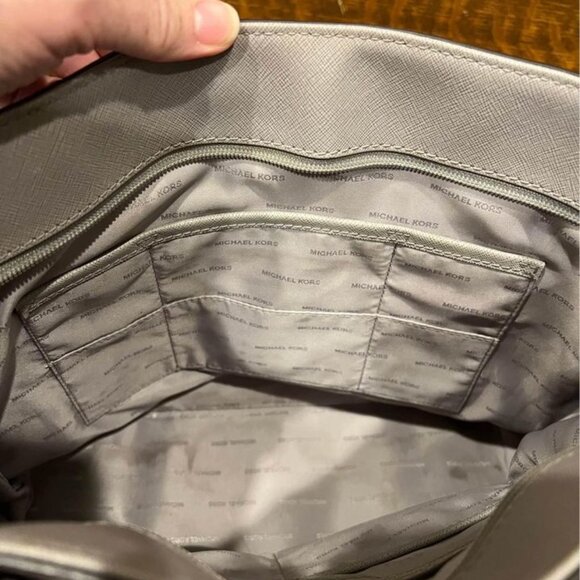 Michael Kors Saffiano Leather Tote in Excellent‎ Condition! - Picture 3 of 10